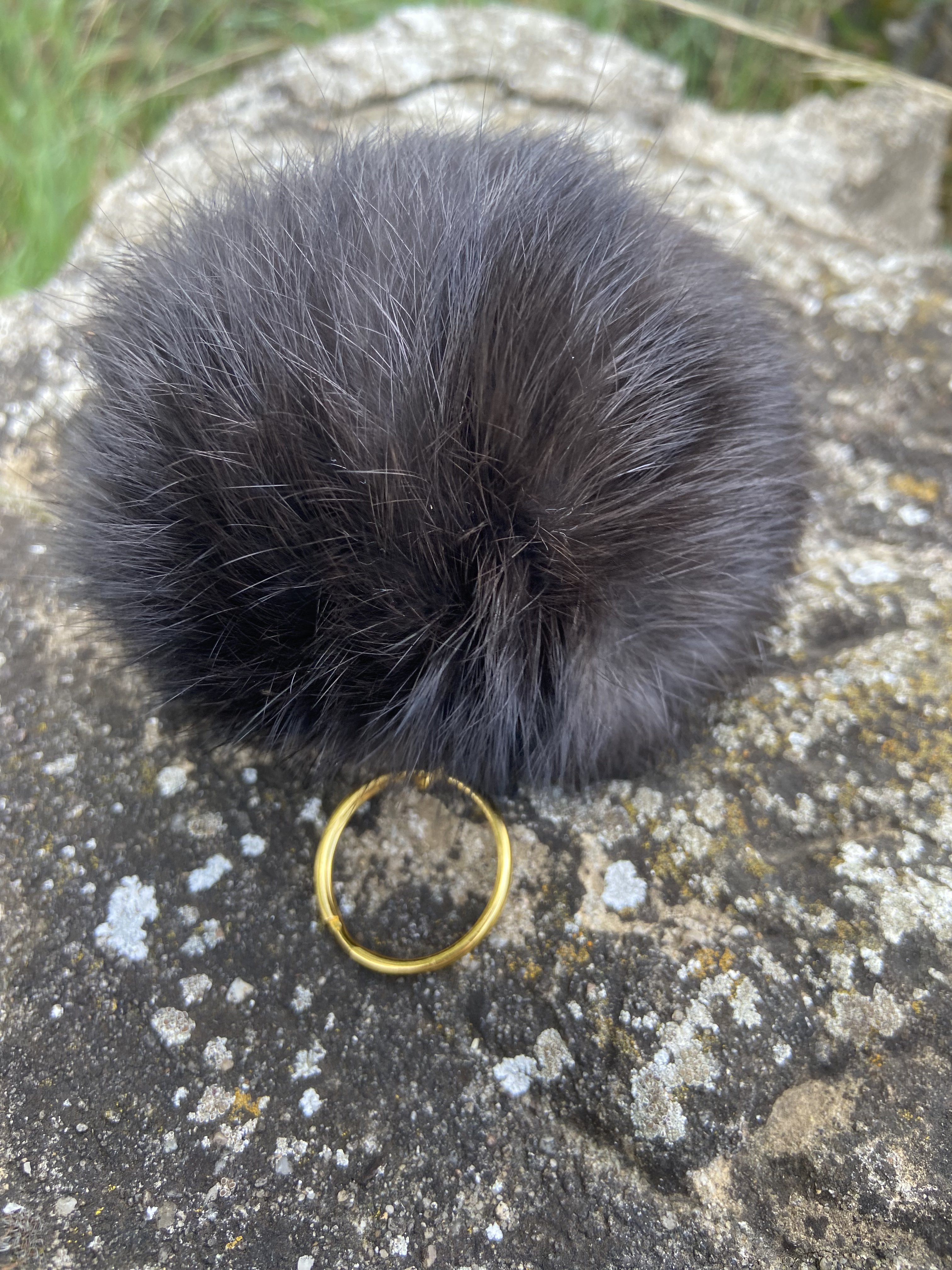 Schlüsselanhänger aus schwarzem Kaninchenfell mit goldenem Ring und goldener Kette