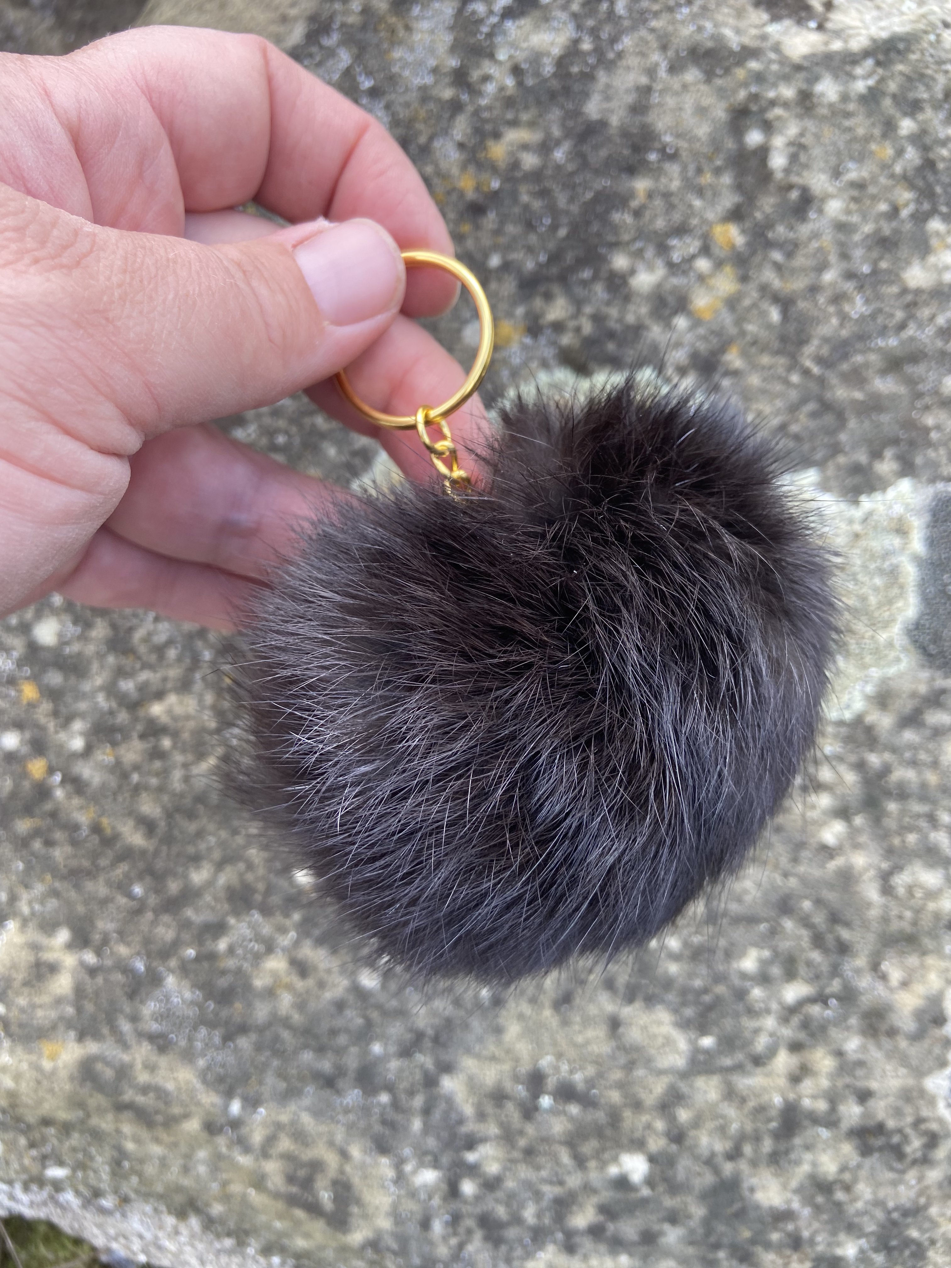 Ein Schlüsselanhänger handgemacht aus Kaninchenfell